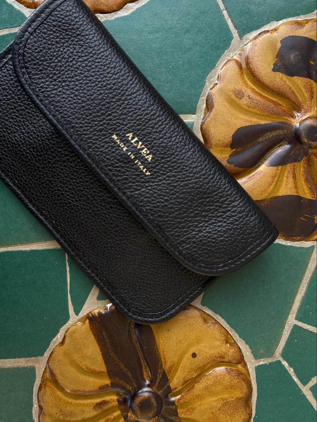 ALVEA — The Leather Wallet, at Home and Away